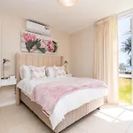 Camps Bay Beach Apartment With Jaccozi