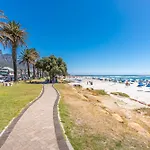 Camps Bay Beach Apartment With Jaccozi