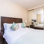 Camps Bay Beach Apartment With Jaccozi