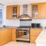 Camps Bay Beach Apartment With Jaccozi